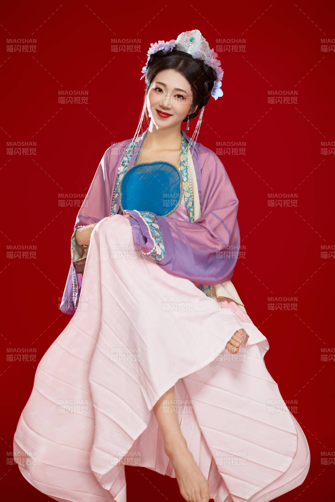 红色背景下身穿中国明朝簪花发饰汉服的美女图片