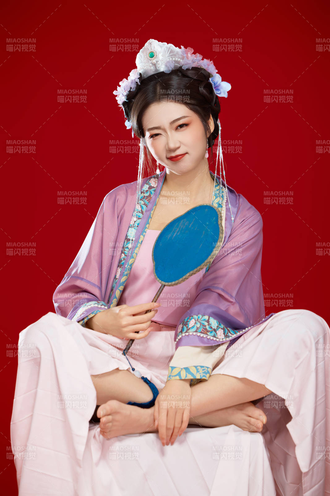 红色背景下身穿中国明朝簪花发饰汉服的美女图片