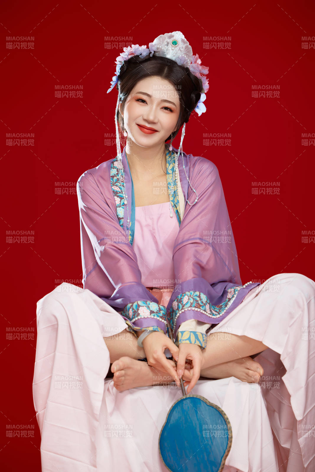 红色背景下身穿中国明朝簪花发饰汉服的美女图片