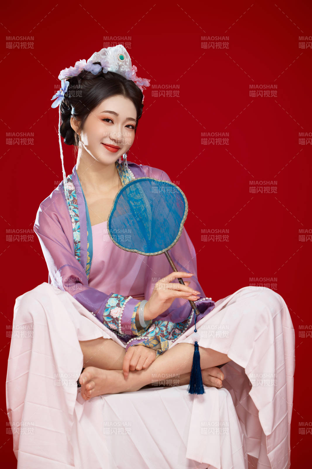 红色背景下身穿中国明朝簪花发饰汉服的美女图片