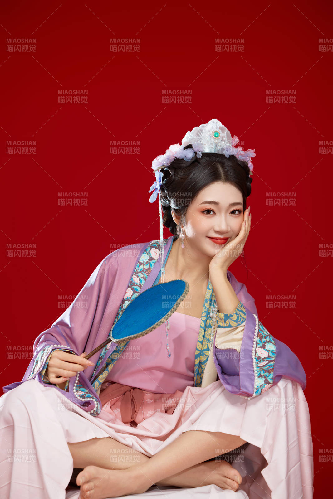 红色背景下身穿中国明朝簪花发饰汉服的美女图片