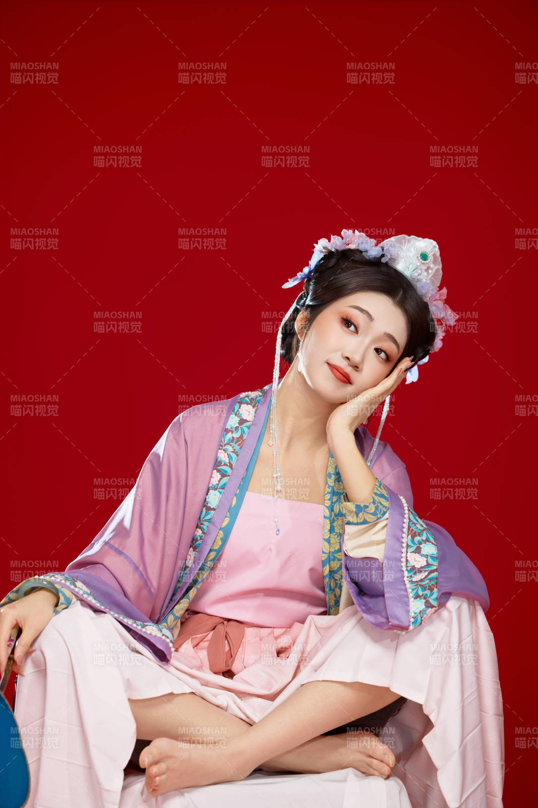 红色背景下身穿中国明朝簪花发饰汉服的美女图片