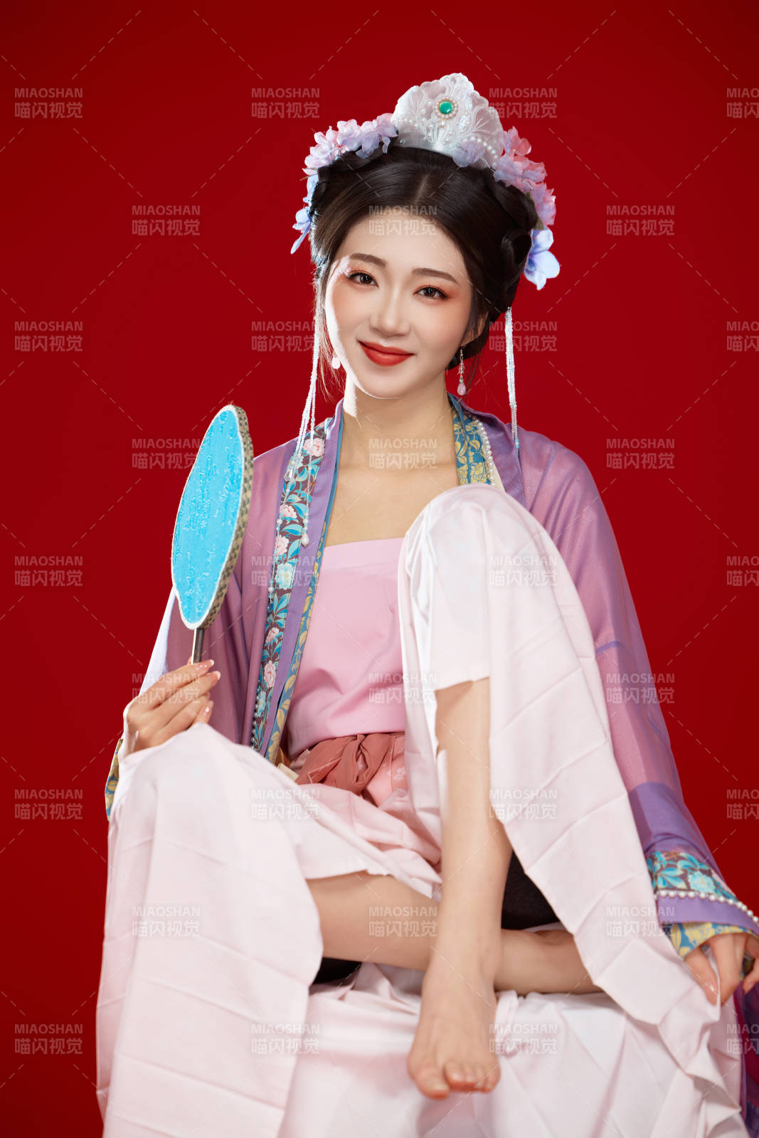 红色背景下身穿中国明朝簪花发饰汉服的美女图片