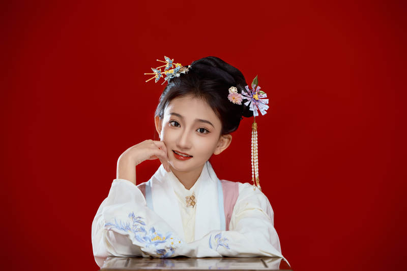 红色背景下穿着中国明朝明制汉服服饰的少女图片