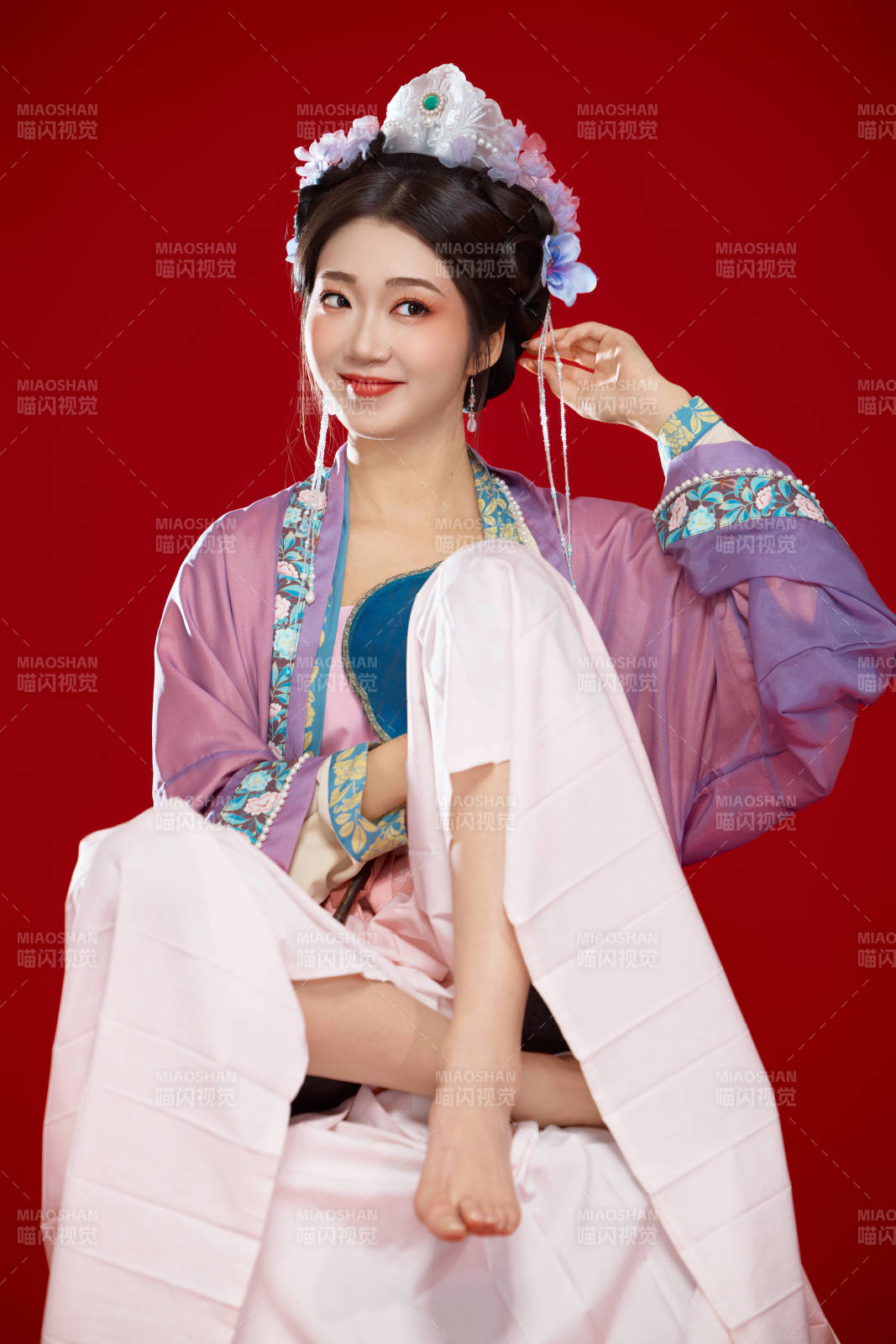 红色背景下身穿中国明朝簪花发饰汉服的美女图片