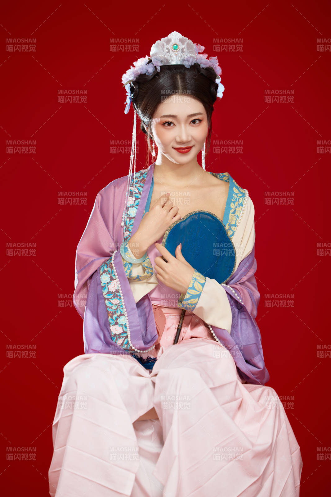 红色背景下身穿中国明朝簪花发饰汉服的美女图片