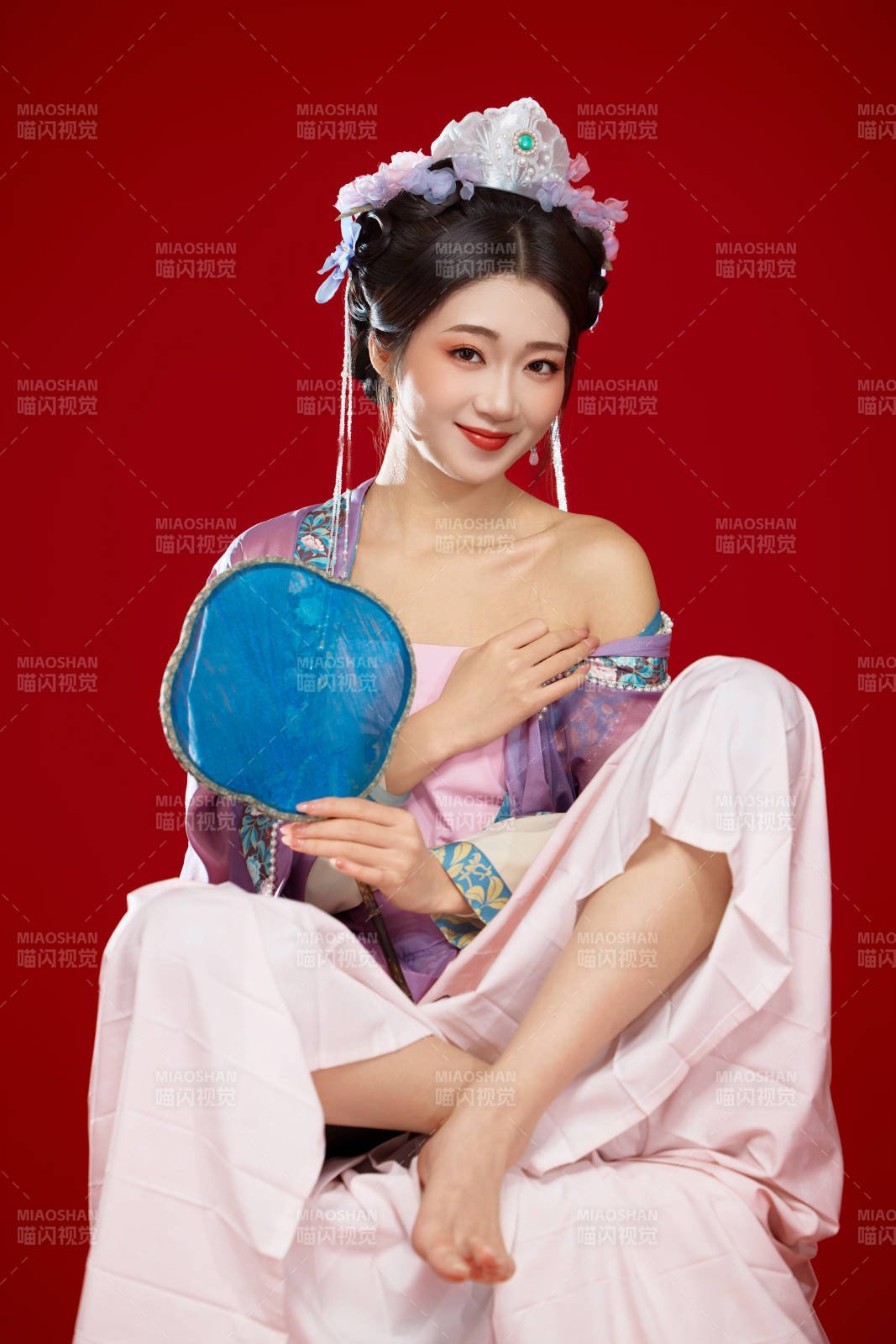 红色背景下身穿中国明朝簪花发饰汉服的美女图片