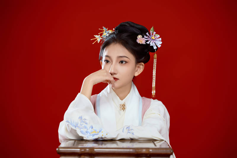 红色背景下穿着中国明朝明制汉服服饰的少女图片