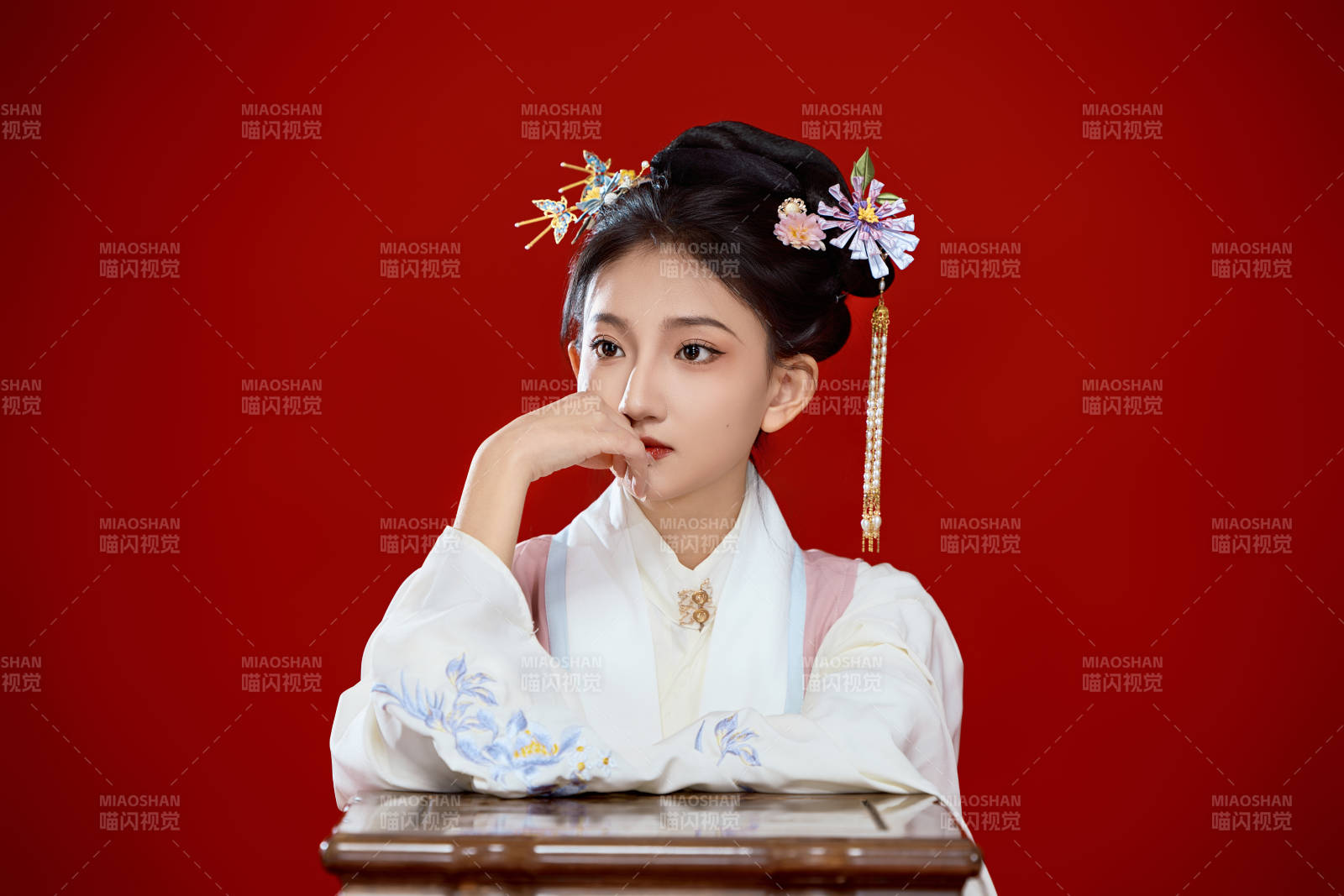红色背景下穿着中国明朝明制汉服服饰的少女图片