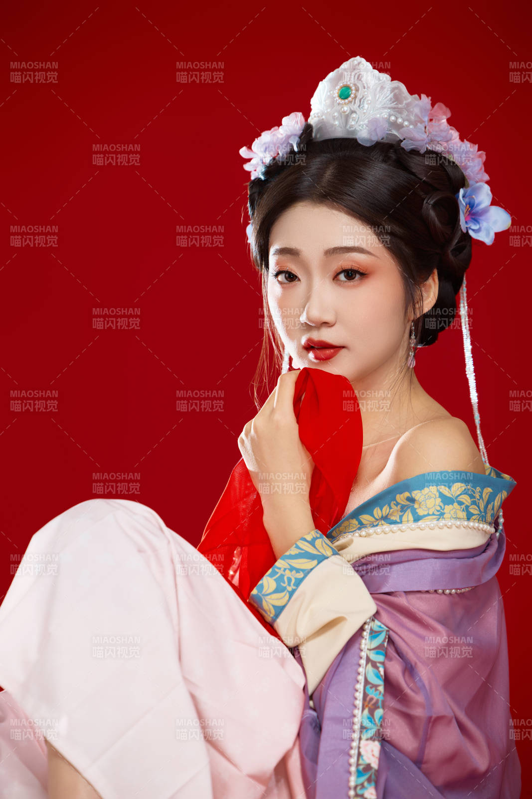 红色背景下身穿中国明朝簪花发饰汉服的美女图片