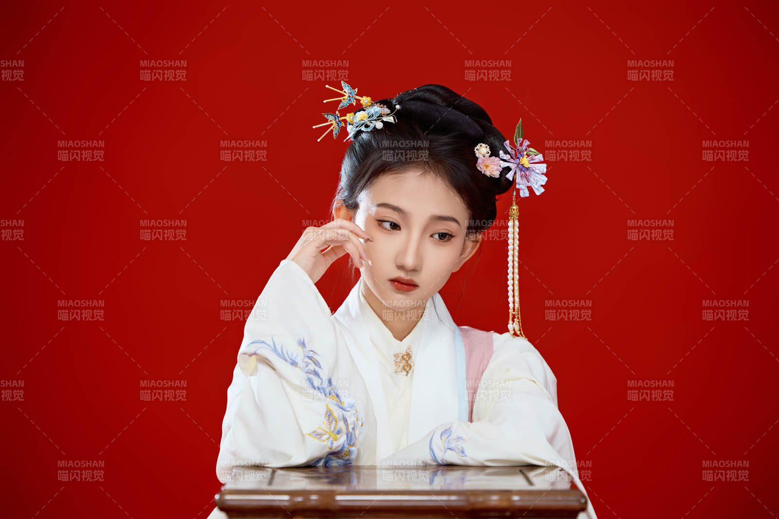 红色背景下穿着中国明朝明制汉服服饰的少女图片