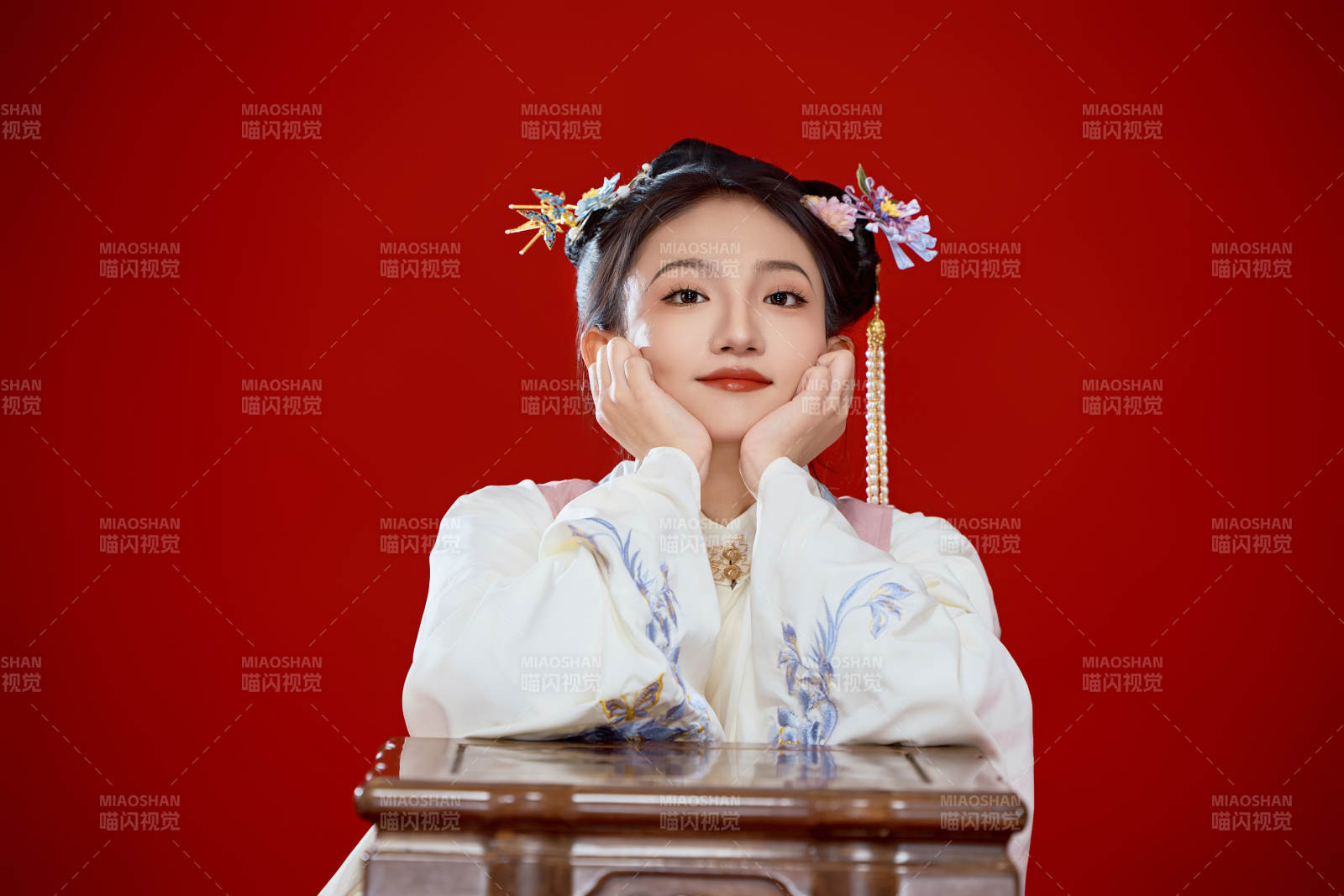 红色背景下穿着中国明朝明制汉服服饰的少女图片