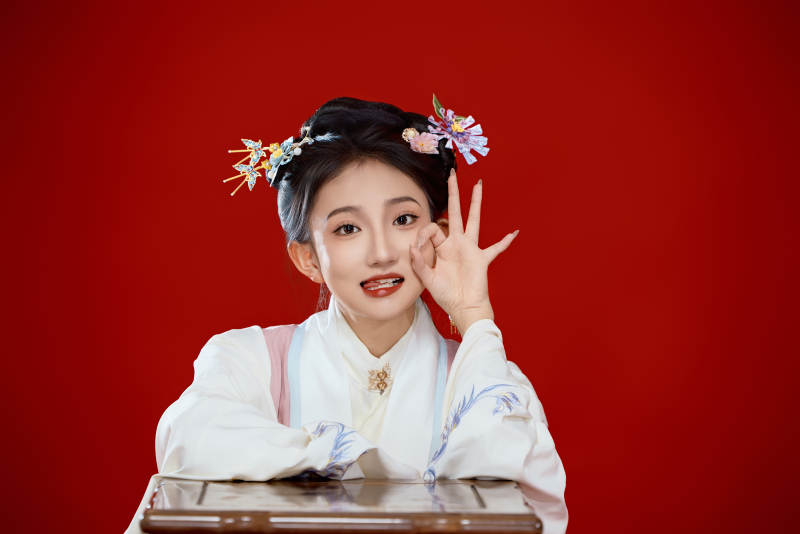 红色背景下穿着中国明朝明制汉服服饰的少女图片