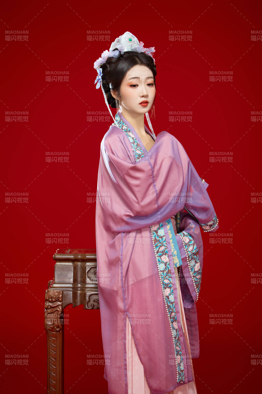 红色背景下身穿中国明朝簪花发饰汉服的美女图片