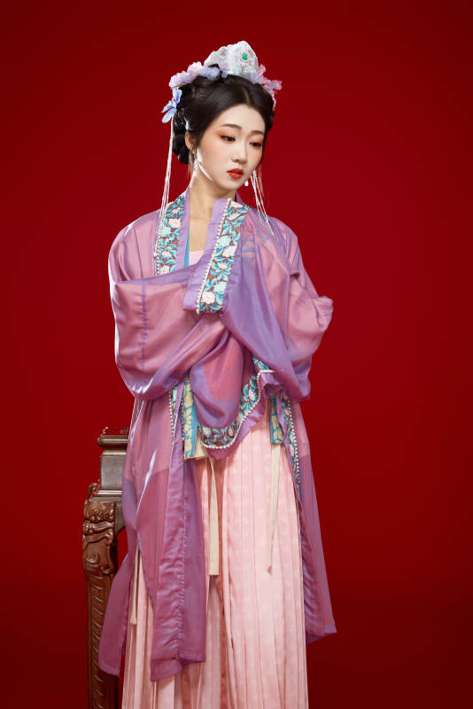 红色背景下身穿中国明朝簪花发饰汉服的美女图片