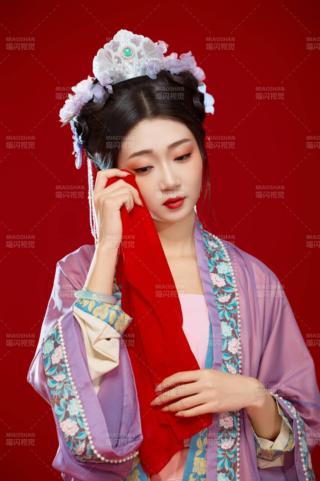 红色背景下身穿中国明朝簪花发饰汉服的美女图片