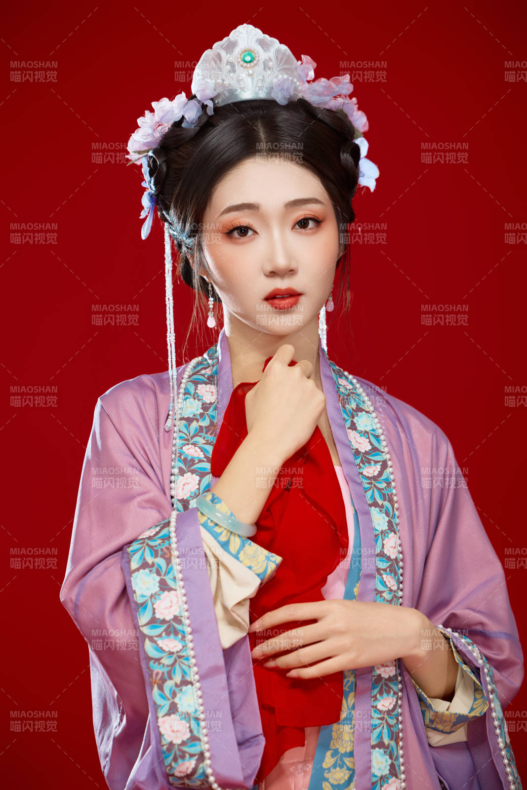 红色背景下身穿中国明朝簪花发饰汉服的美女图片