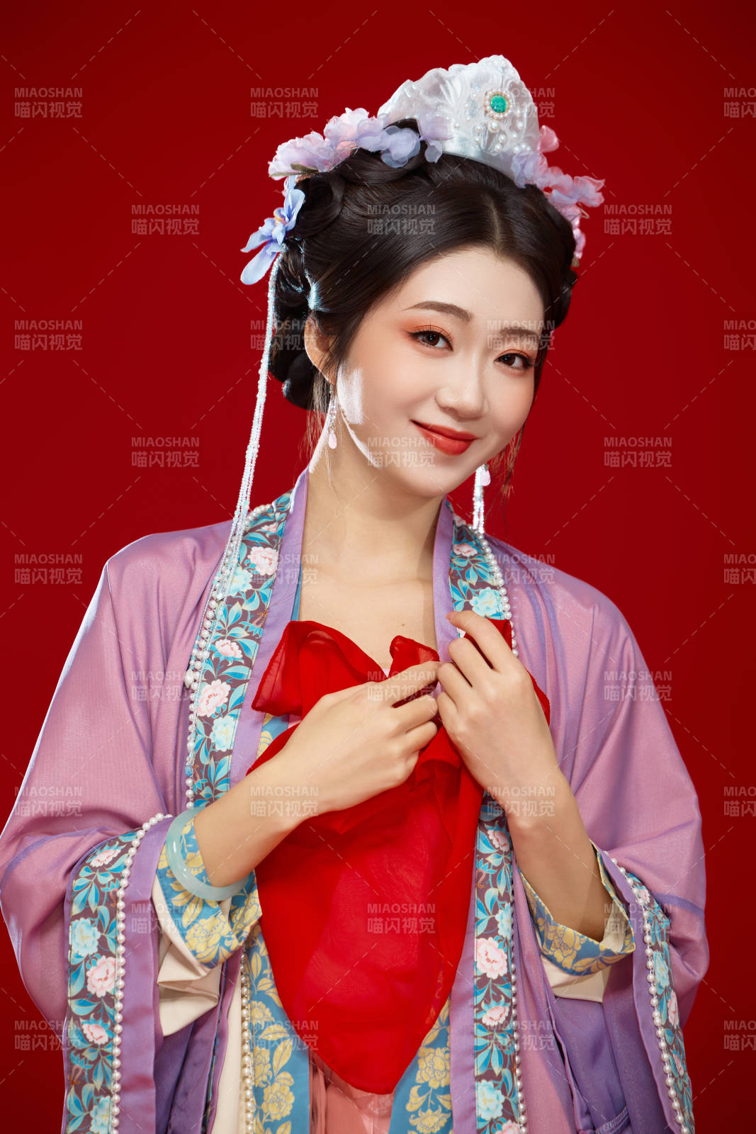 红色背景下身穿中国明朝簪花发饰汉服的美女图片
