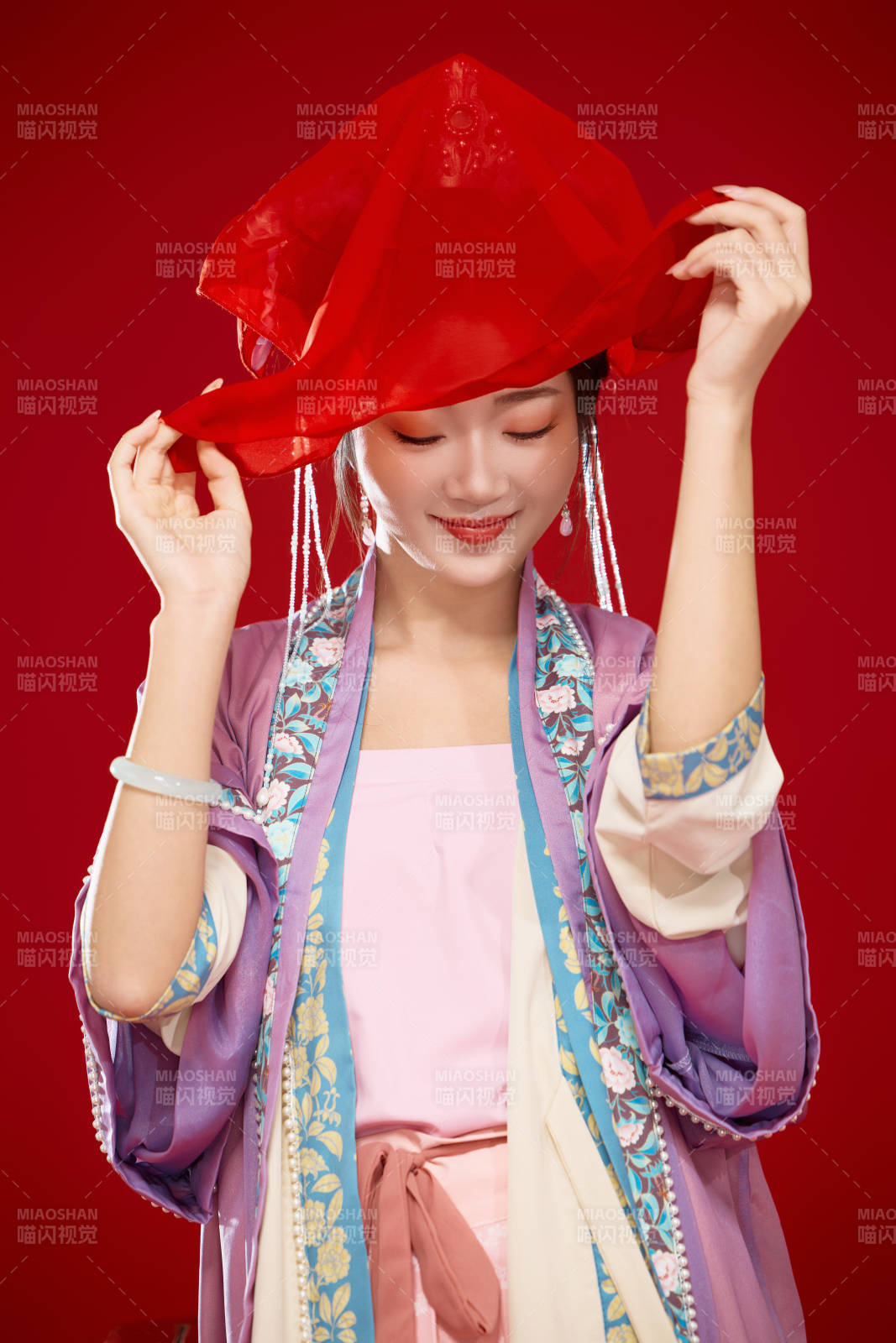 红色背景下身穿中国明朝簪花发饰汉服的美女图片