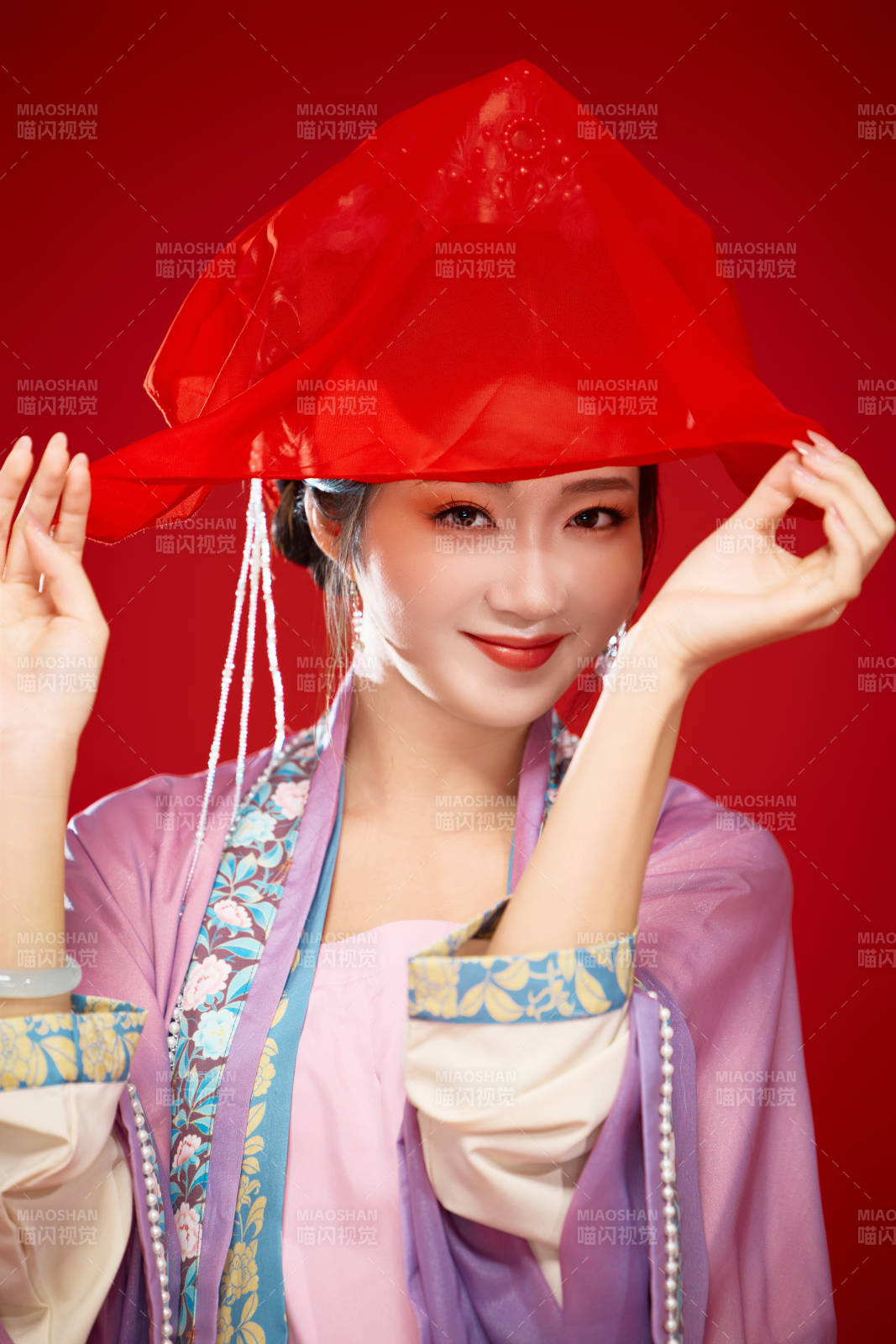 红色背景下身穿中国明朝簪花发饰汉服的美女图片