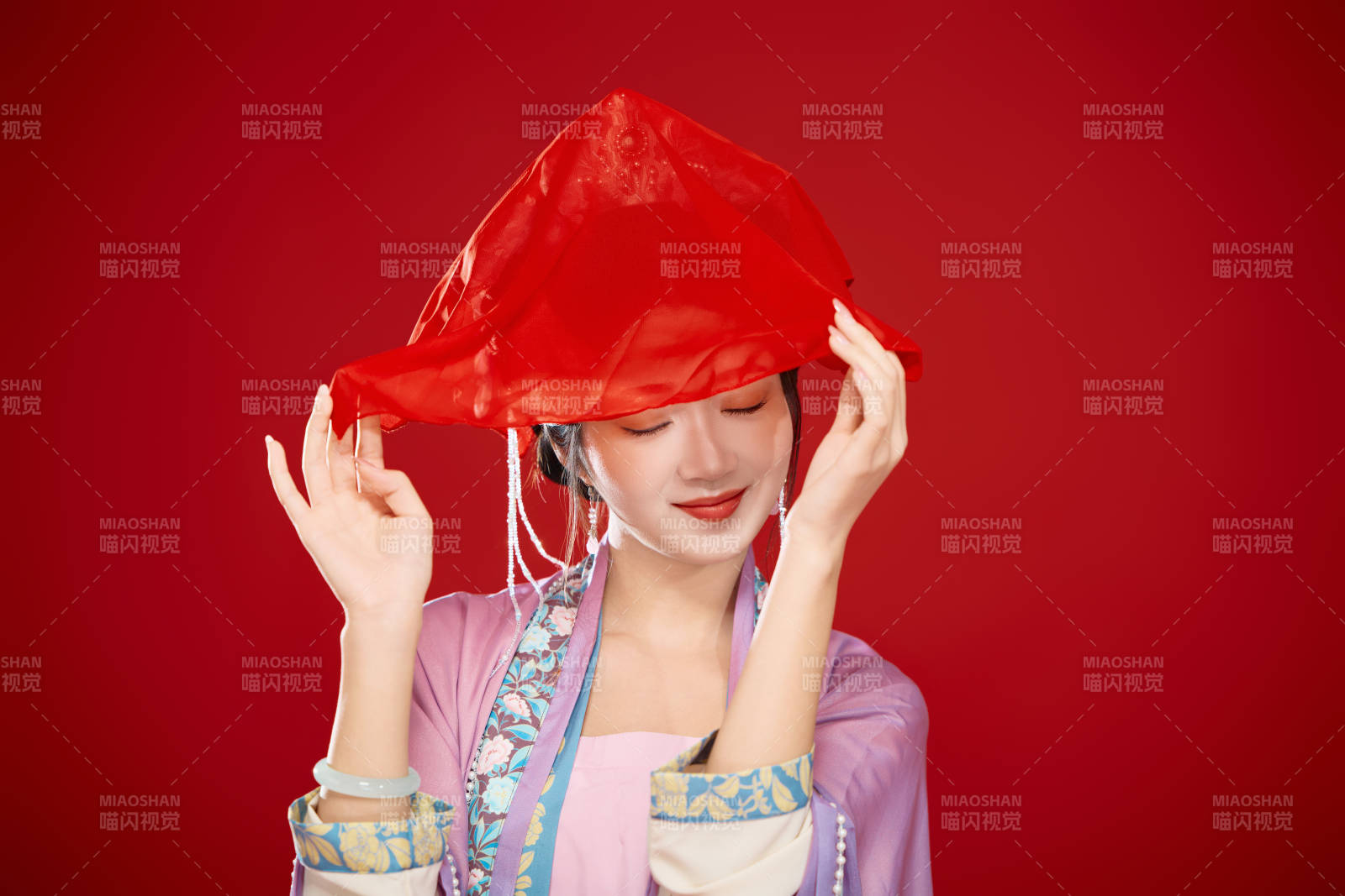 红色背景下身穿中国明朝簪花发饰汉服的美女图片