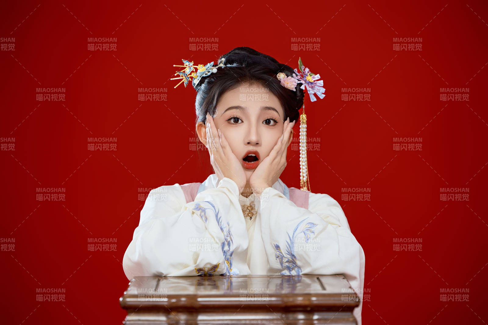 红色背景下穿着中国明朝明制汉服服饰的少女图片