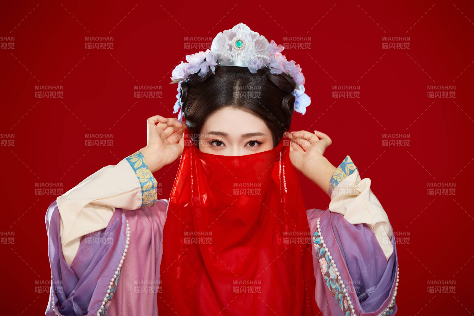 红色背景下身穿中国明朝簪花发饰汉服的美女图片