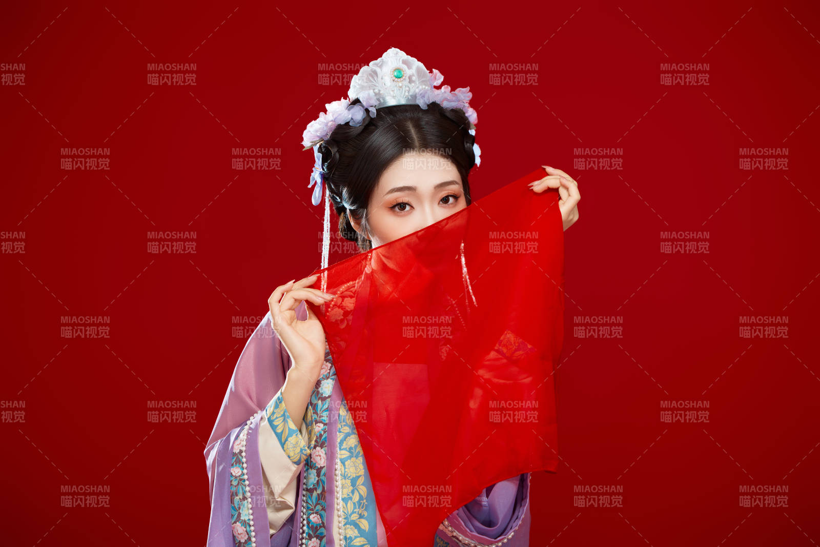 红色背景下身穿中国明朝簪花发饰汉服的美女图片