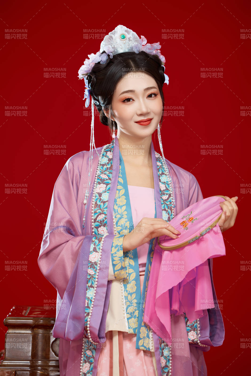 红色背景下身穿中国明朝簪花发饰汉服的美女图片