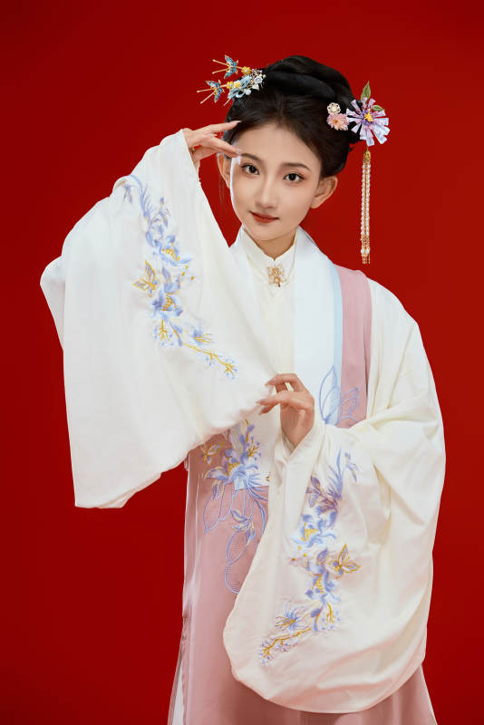 红色背景下穿着中国明朝明制汉服服饰的少女图片