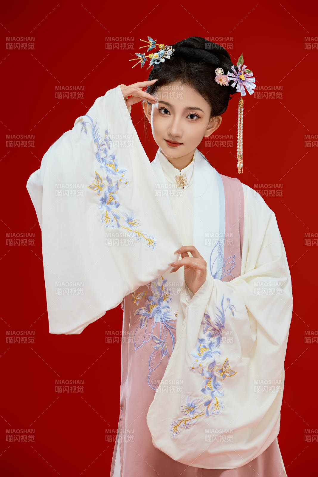 红色背景下穿着中国明朝明制汉服服饰的少女图片