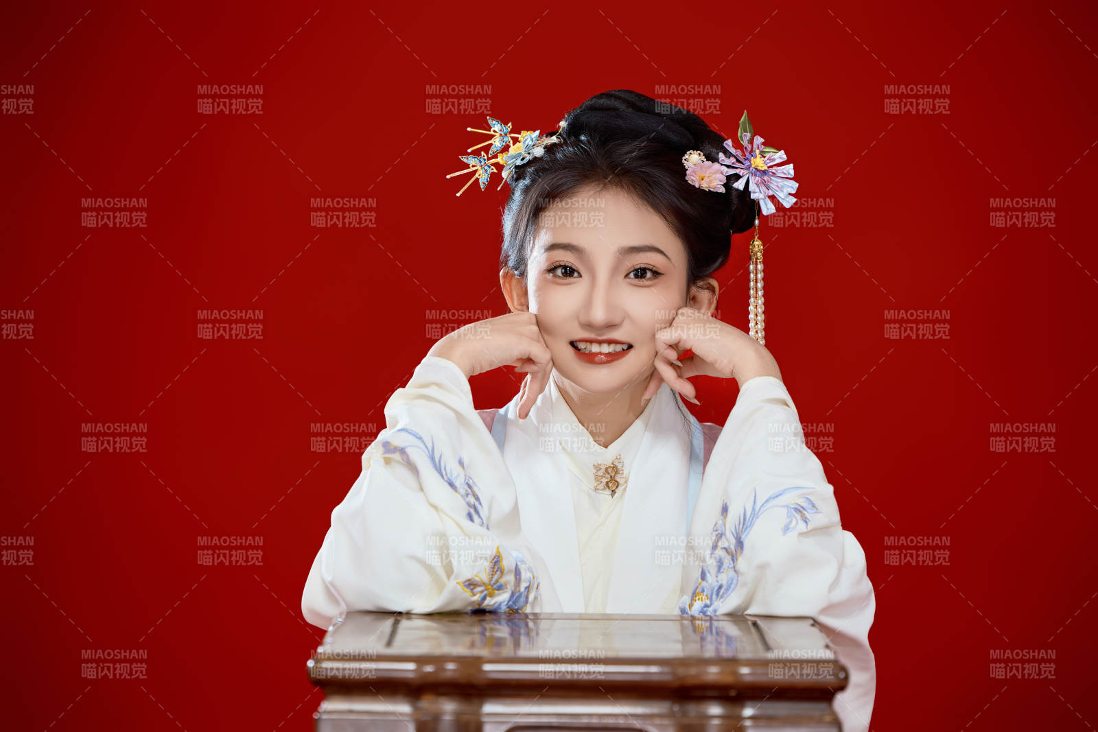 红色背景下穿着中国明朝明制汉服服饰的少女图片