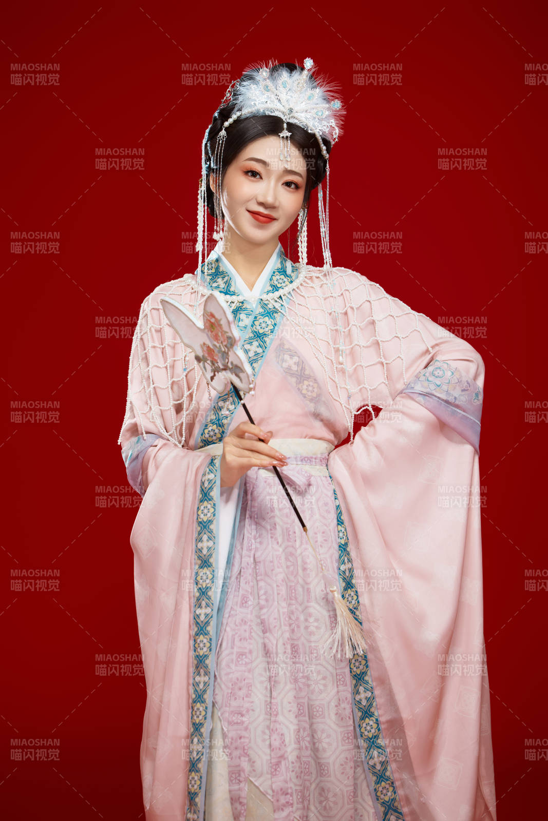 红色背景下身穿中国明朝簪花发饰汉服的美女图片