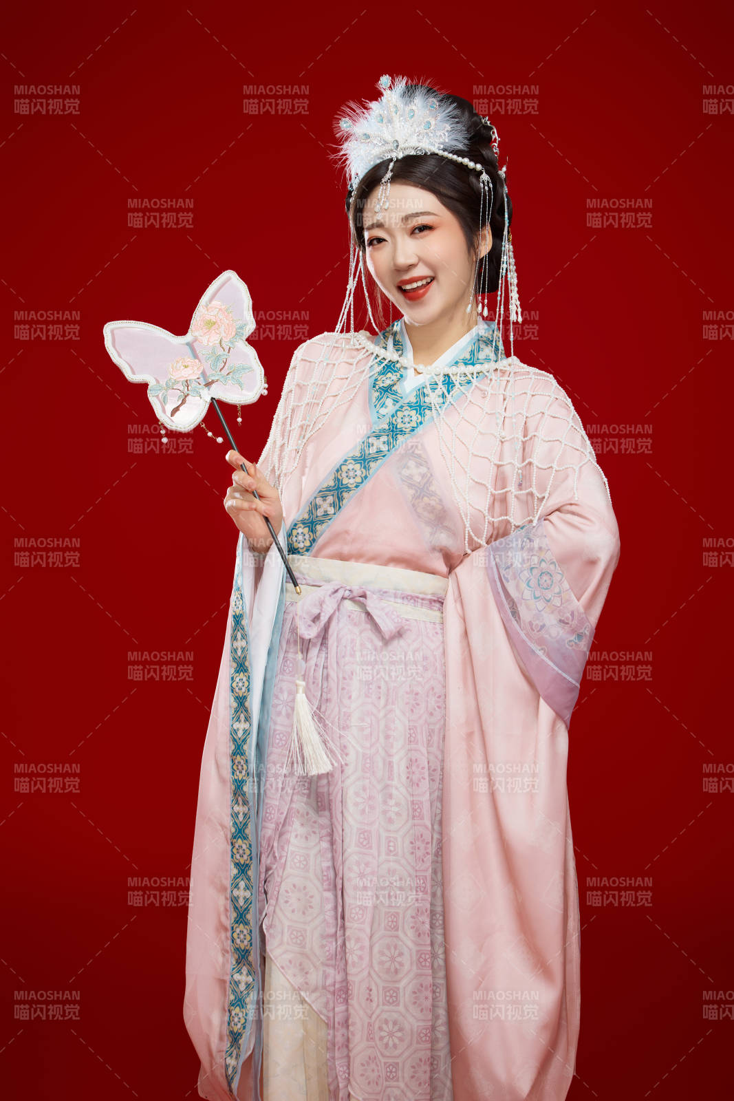 红色背景下身穿中国明朝簪花发饰汉服的美女图片