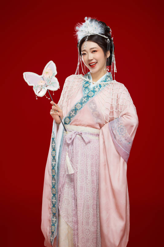 红色背景下身穿中国明朝簪花发饰汉服的美女图片