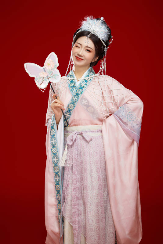 红色背景下身穿中国明朝簪花发饰汉服的美女图片