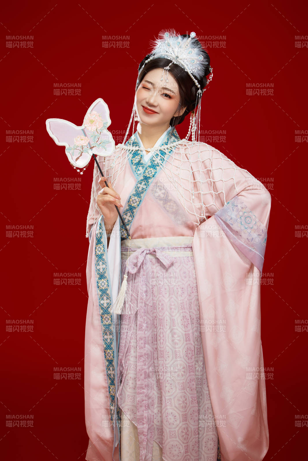 红色背景下身穿中国明朝簪花发饰汉服的美女图片