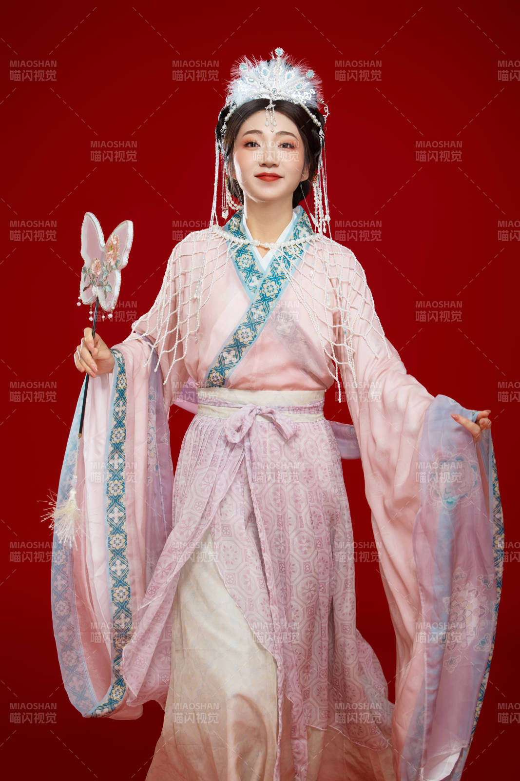 红色背景下身穿中国明朝簪花发饰汉服的美女图片