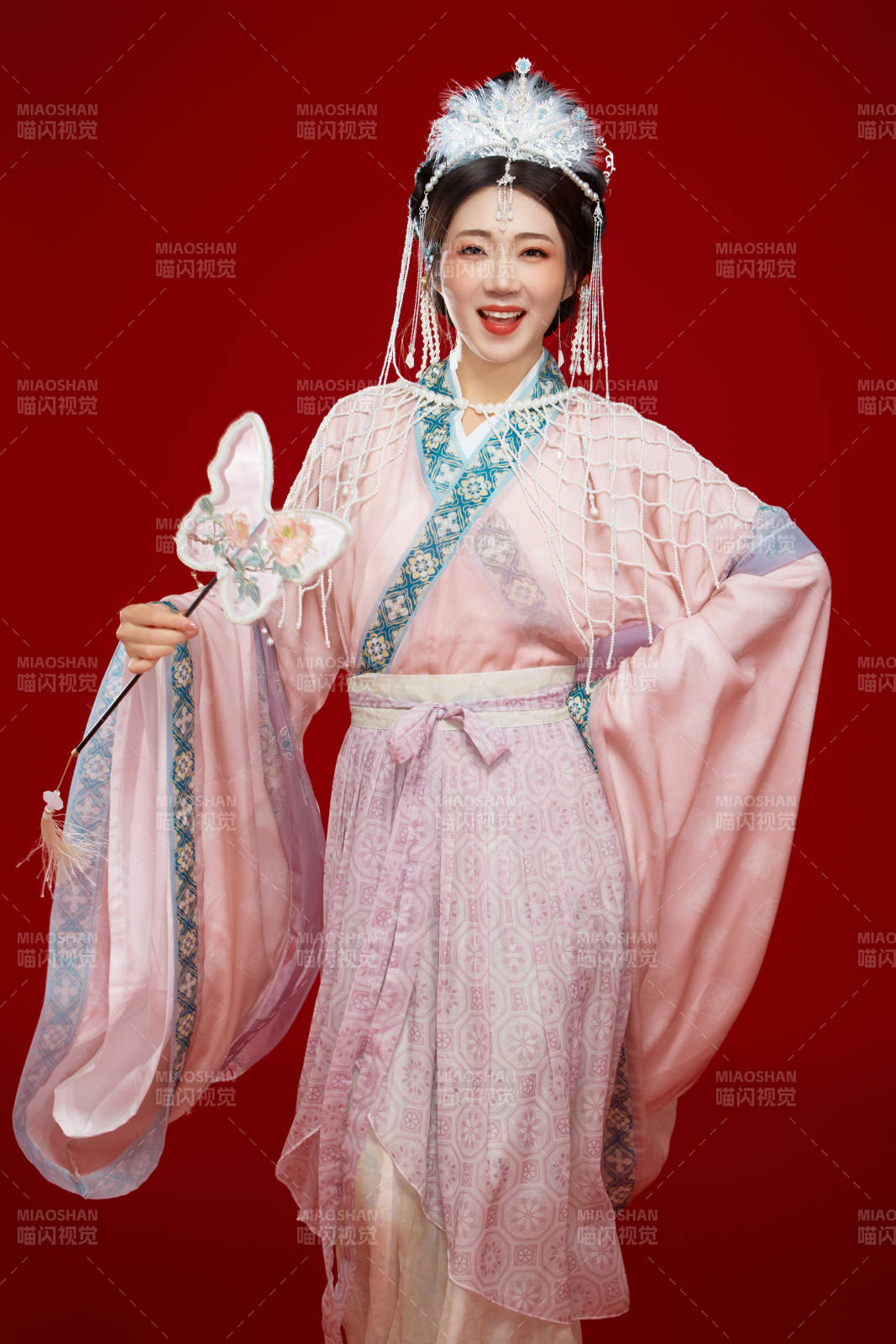 红色背景下身穿中国明朝簪花发饰汉服的美女图片