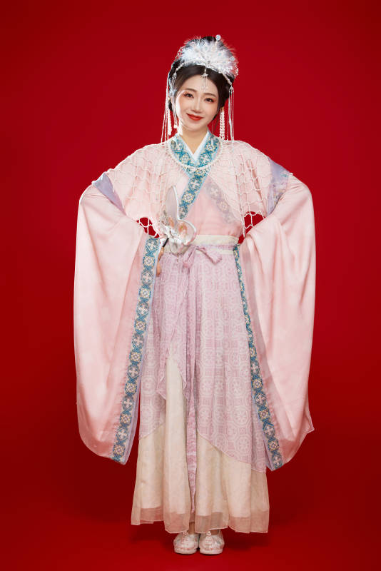 红色背景下身穿中国明朝簪花发饰汉服的美女图片