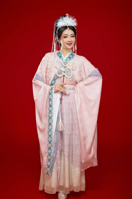 红色背景下身穿中国明朝簪花发饰汉服的美女图片