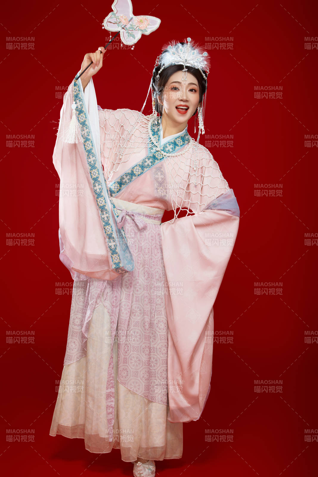 红色背景下身穿中国明朝簪花发饰汉服的美女图片