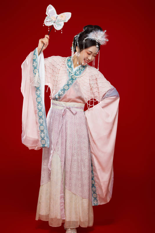 红色背景下身穿中国明朝簪花发饰汉服的美女图片