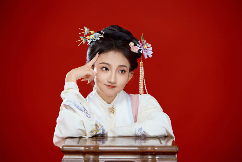 红色背景下穿着中国明朝明制汉服服饰的少女图片