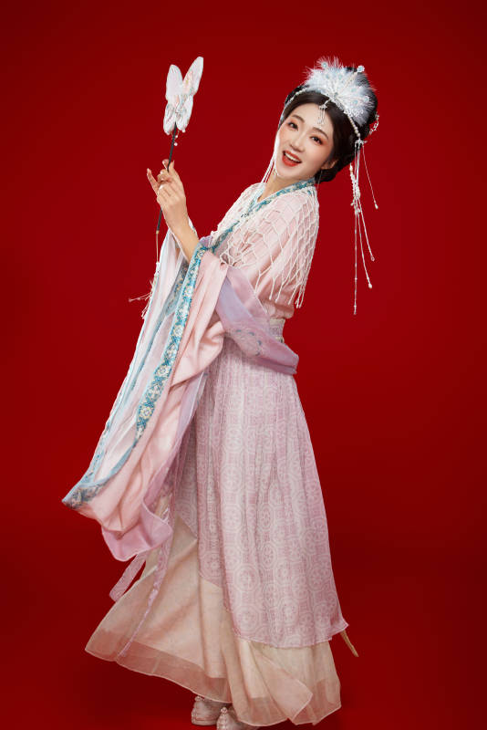 红色背景下身穿中国明朝簪花发饰汉服的美女图片