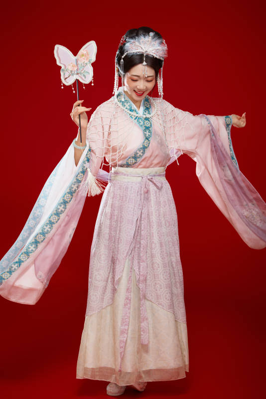 红色背景下身穿中国明朝簪花发饰汉服的美女图片