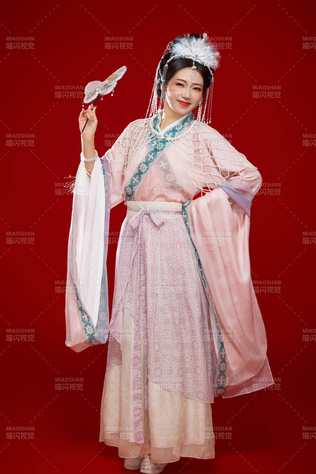 红色背景下身穿中国明朝簪花发饰汉服的美女图片