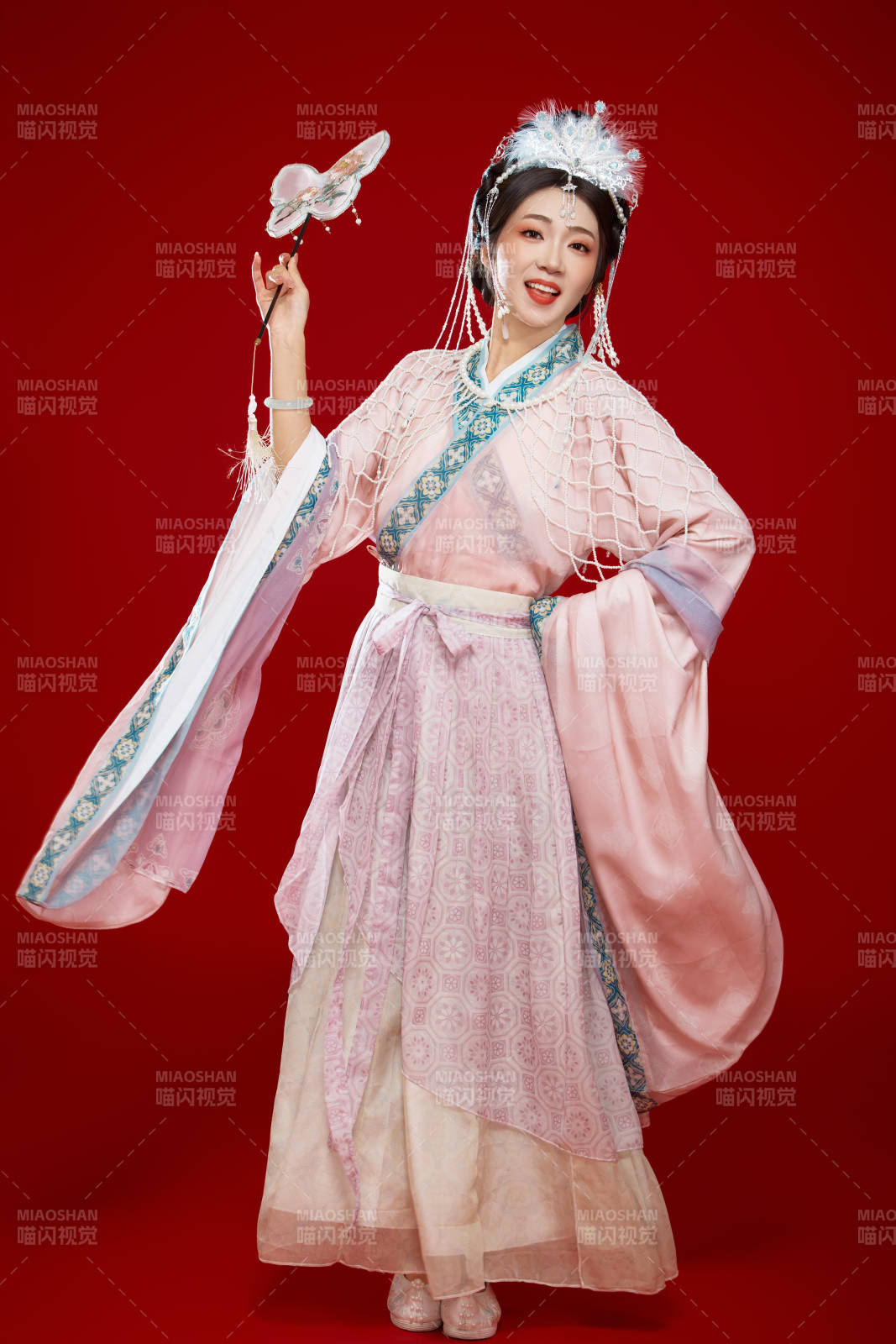 红色背景下身穿中国明朝簪花发饰汉服的美女图片