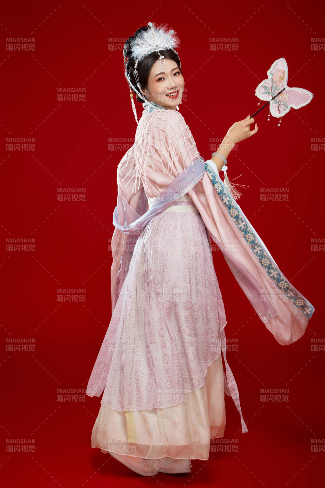 红色背景下身穿中国明朝簪花发饰汉服的美女图片