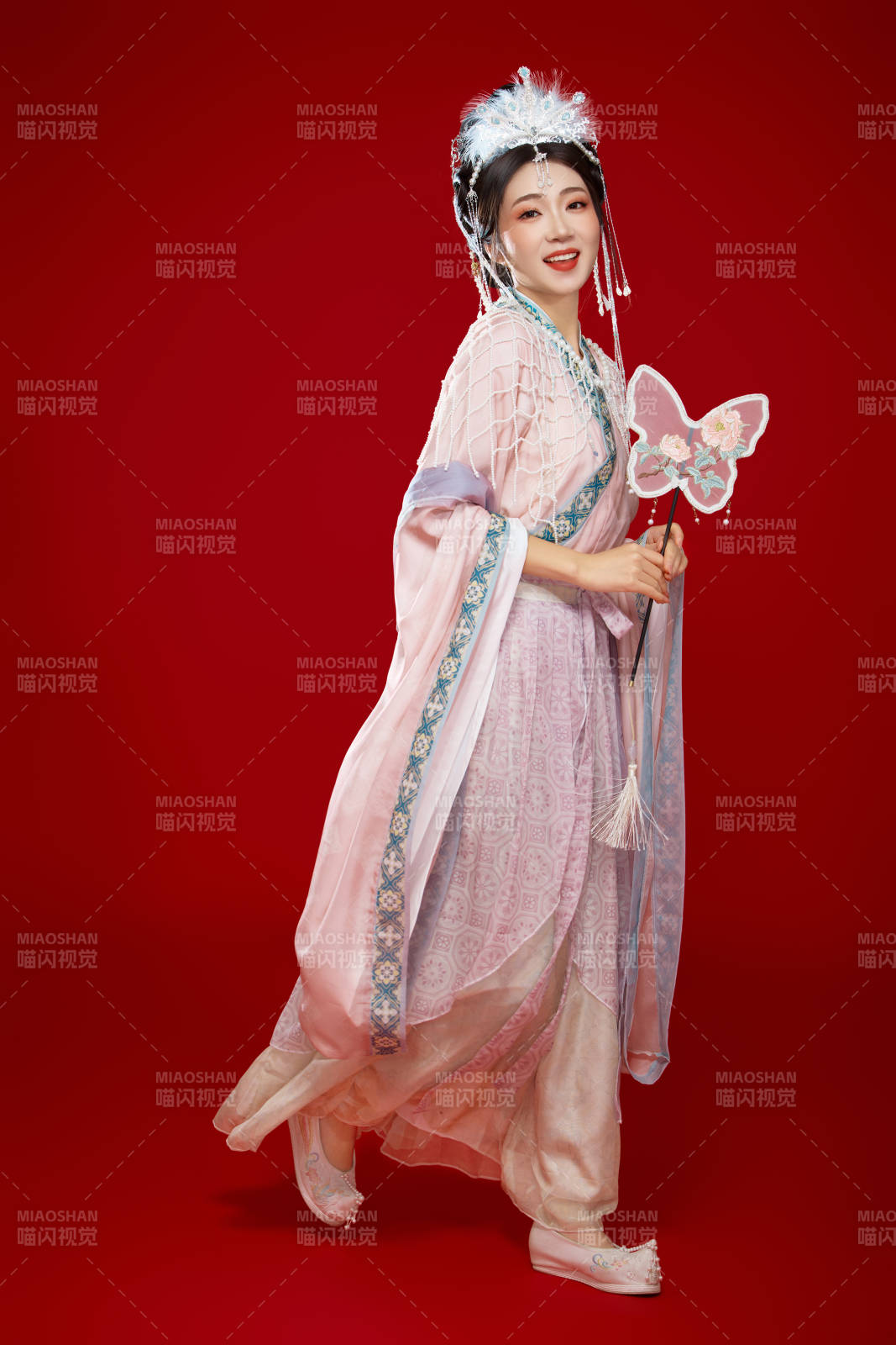 红色背景下身穿中国明朝簪花发饰汉服的美女图片